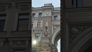 Необычайно величественный дом  с эркерами, аркой и лепниной в Санкт Петербурге